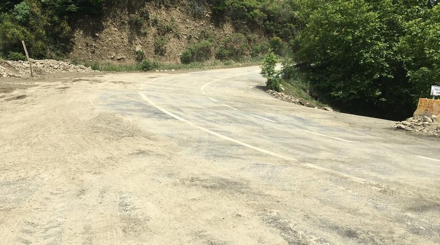 Tekirdağ'da sağanak nedeniyle düşen kaya parçalarının kapattığı yol ulaşıma açıldı