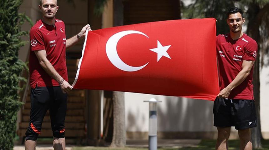 Mert Günok ve Kaan Ayhan EURO 2020'de başarıdan emin