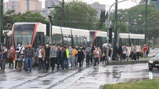 Tramvay yolunda kaza! Seferler aksadı, yolcular yürüdü
