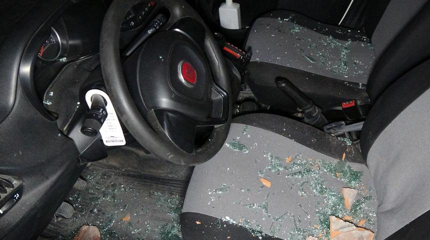 Edirne'de, silahlı kavga ihbarına giden polis aracına 'kiremitli' saldırı