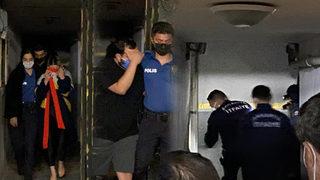 Yer: Sakarya! Polisi görünce kendilerini tekel bayisine kilitlediler