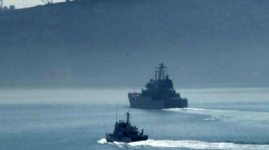Rus savaş gemisi İstanbul Boğazı’ndan geçti