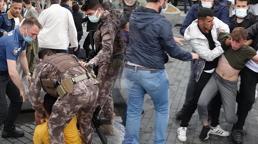 Taksim Meydanı'nda kavga! Tekme ve yumruklar havada uçuştu