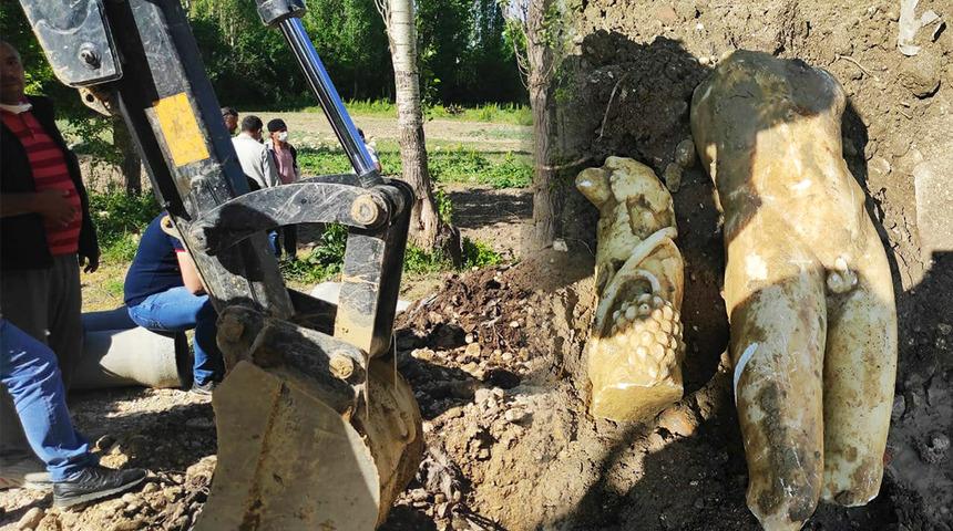 İş makineleriyle çıkardılar! Kanalizasyon kazısından 'Apollon' çıktı