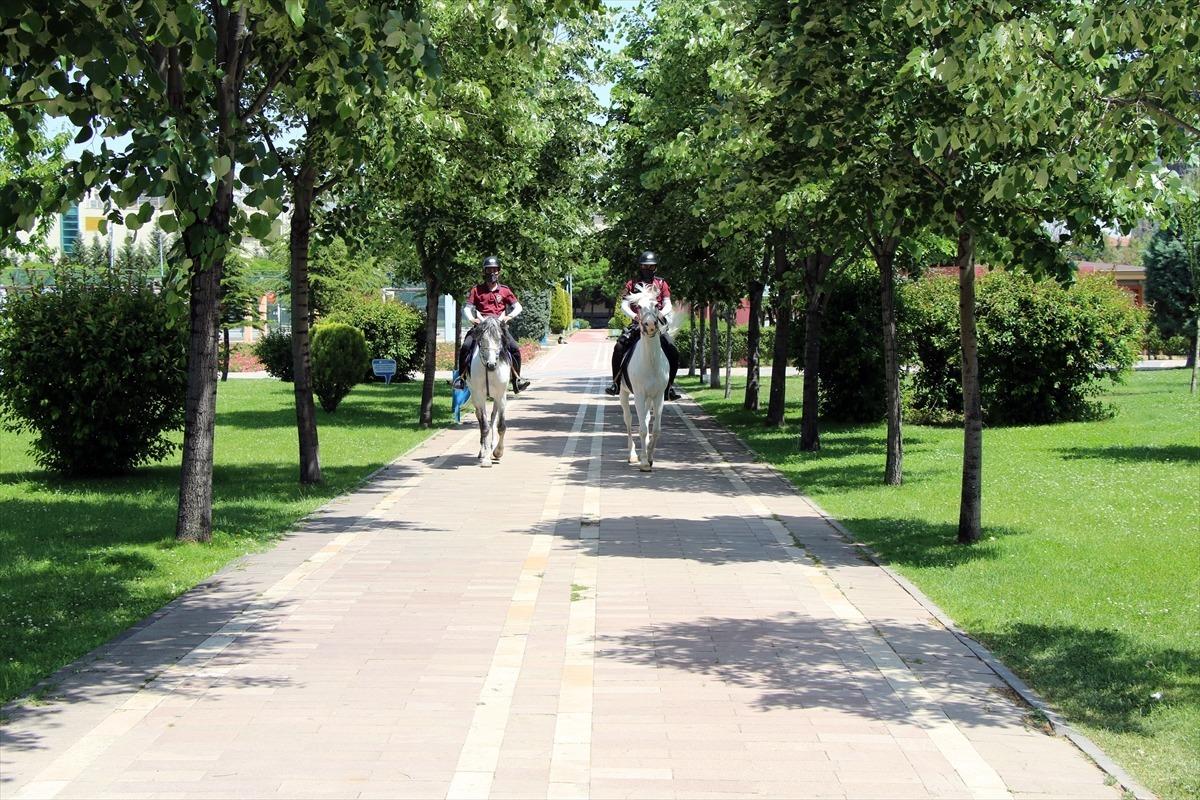 Uşak'ta Kovid-19 denetimlerine atlı polisler de katılıyor