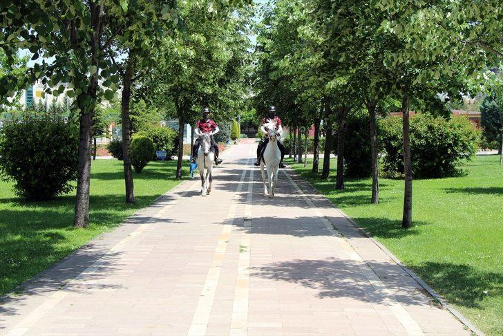 Uşak'ta Kovid-19 denetimlerine atlı polisler de katılıyor G1