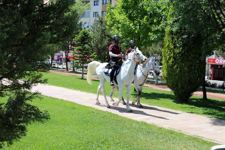 Uşak'ta Kovid-19 denetimlerine atlı polisler de katılıyor G3