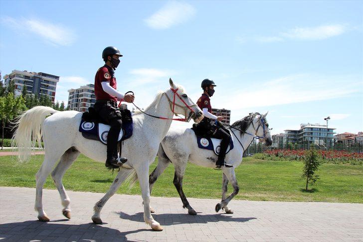 Uşak'ta Kovid-19 denetimlerine atlı polisler de katılıyor G4