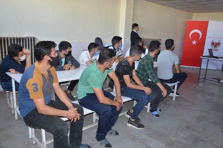 Muş'ta polisler 1500 tekstil atölyesi çalışanını terör konusunda bilgilendirdi G1