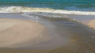 Gazze’de İsrail saldırılarında zarar gören kanalizasyon tesislerindeki kirli su denize aktı