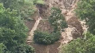 Tarlada çalışırken heyelanı kaydetti! İşte o anlar