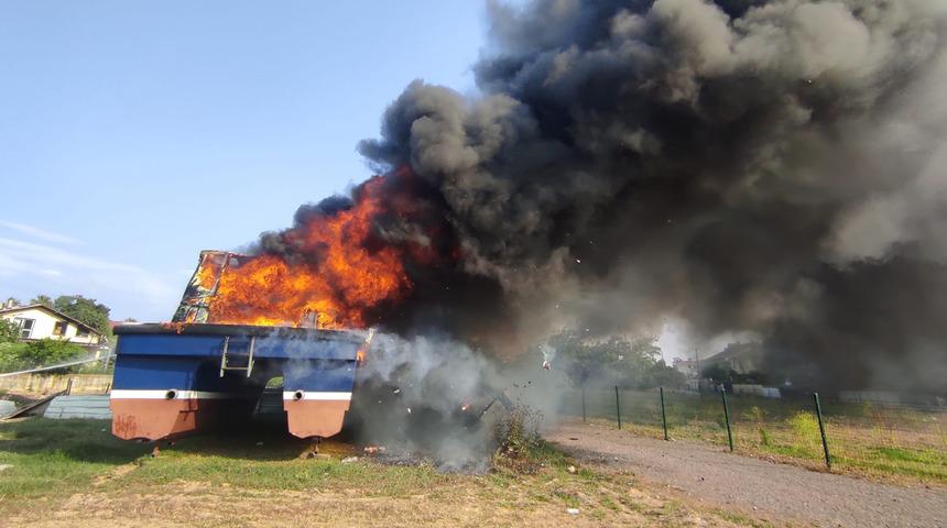 Bakıma alınan tekne ve sandalda yangın çıktı