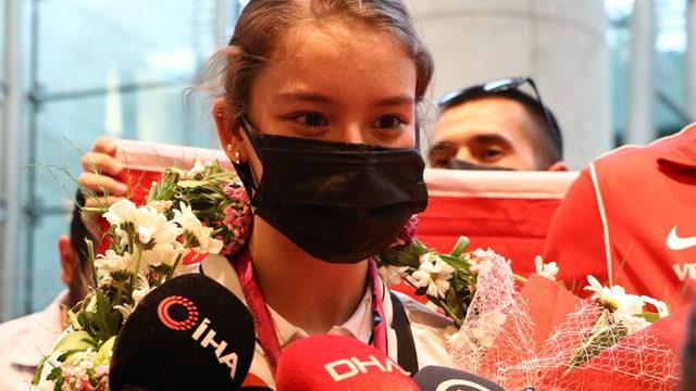 Dünya şampiyonu Ayşe Begüm Onbaşı yurda döndü