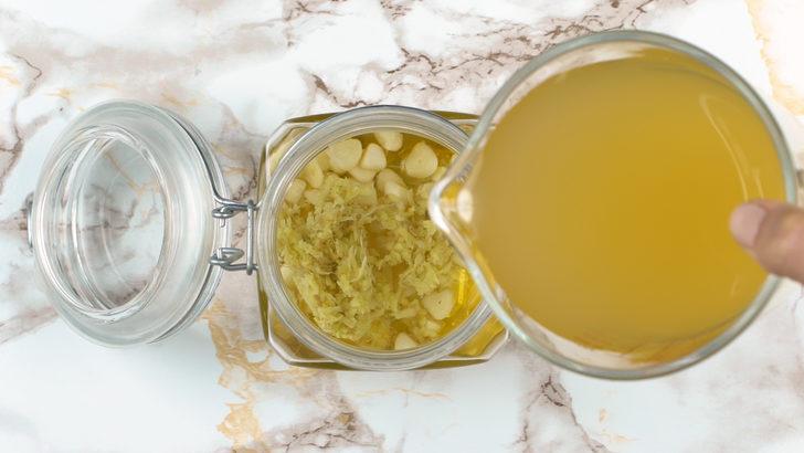 İnsanlığı hayatta tutan arıların mucizesi balın 4 faydası