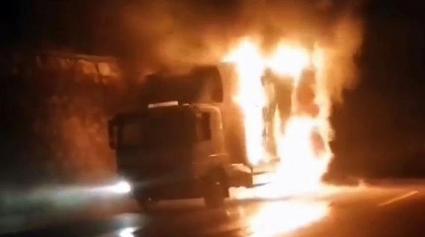 Sakarya'da seyir halinde araç alev alev yandı