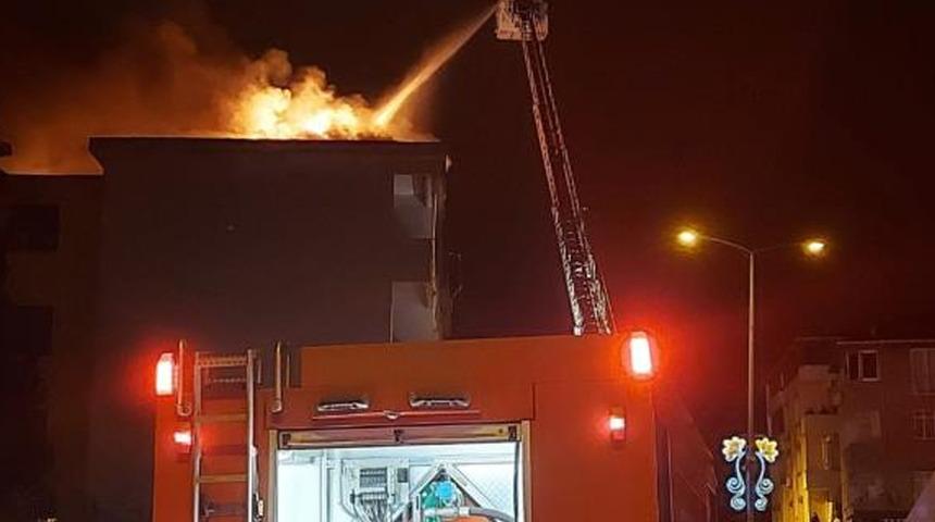 İstanbul'da korkutan yangın! 5 katlı binanın çatısı alev alev yandı 