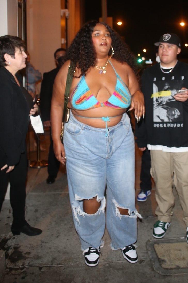 Lizzo akşam yemeğine örgü bikinisiyle gitti G2