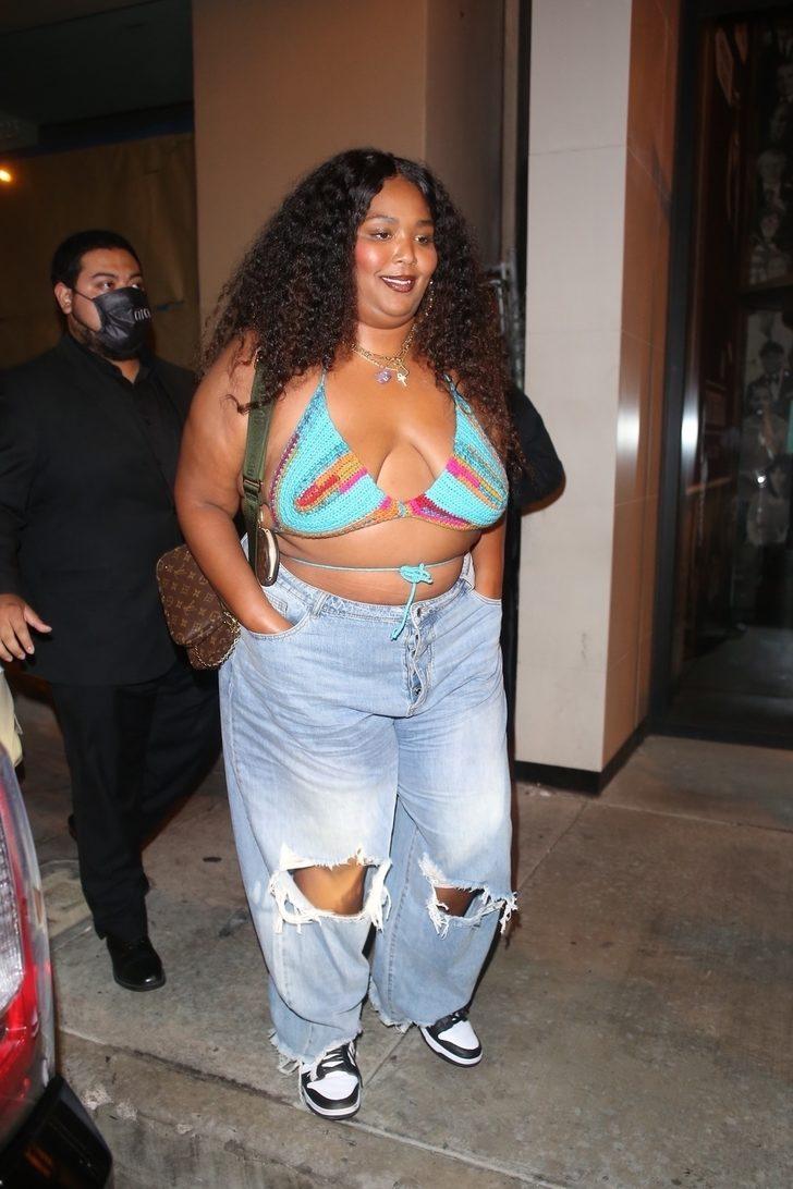Lizzo akşam yemeğine örgü bikinisiyle gitti G3