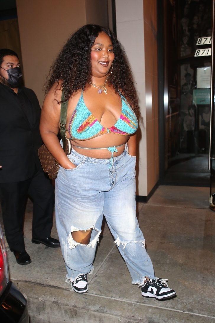 Lizzo akşam yemeğine örgü bikinisiyle gitti G4