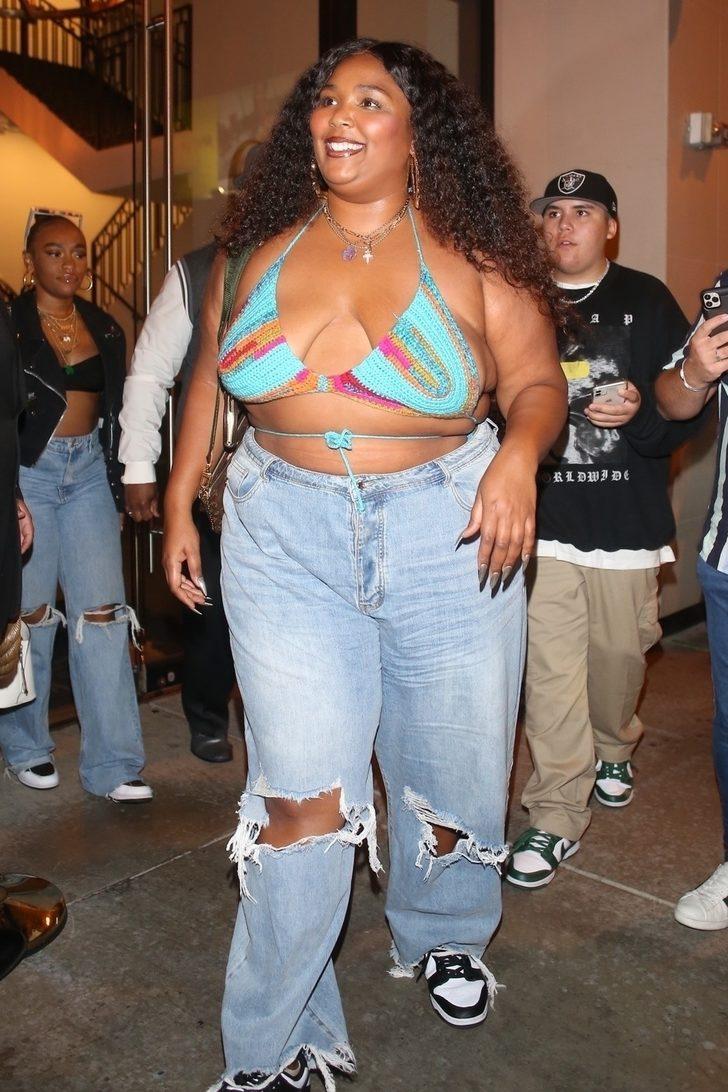 Lizzo akşam yemeğine örgü bikinisiyle gitti G5