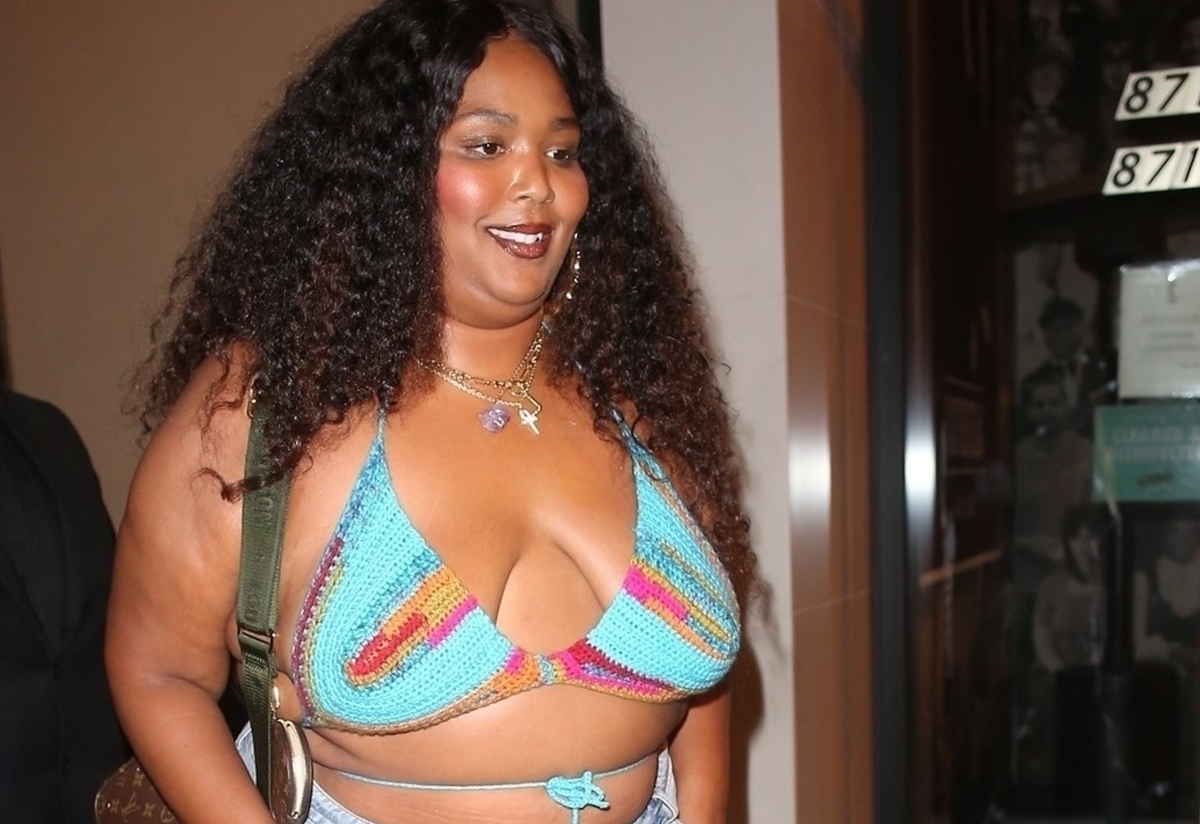 Lizzo akşam yemeğine &ouml;rg&uuml; bikinisiyle gitti