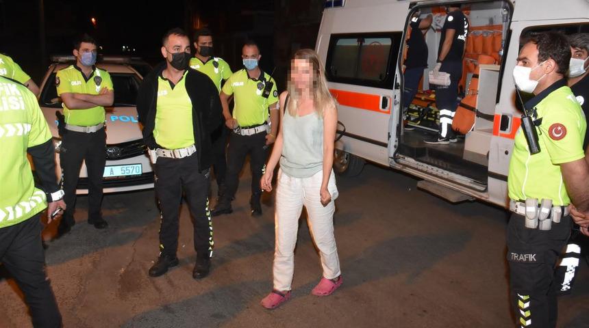 İzmir'de hareketli anlar! Otomobilini polislerin üzerine sürdü