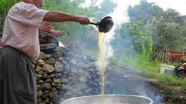 Sarı altın olarak bilinen dutun pekmez yolcuğu başladı! Saatlerce kaynatılıyor