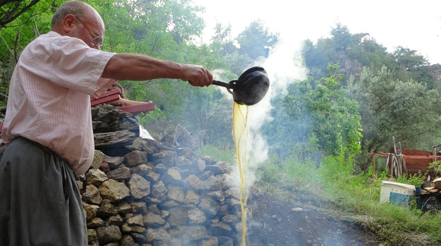 Sarı altın olarak bilinen dutun pekmez yolcuğu başladı! Saatlerce kaynatılıyor