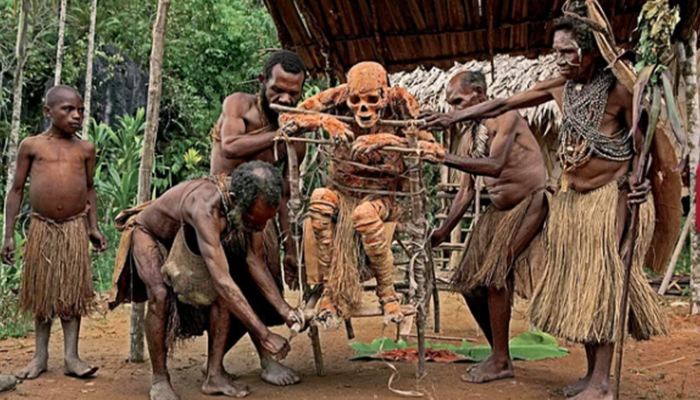 Ölülerin yağını çıkararak vücutlarına süren topluluk: Papua Yeni Gine Kabileleri