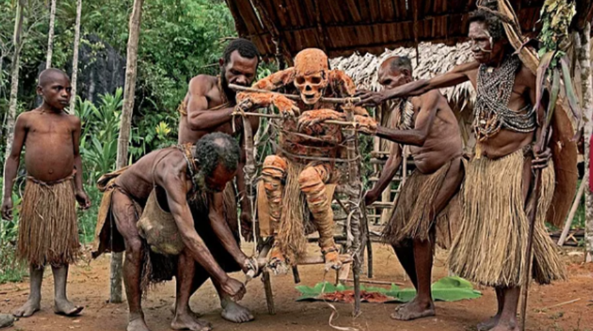 Ölülerin yağını çıkararak vücutlarına süren topluluk: Papua Yeni Gine Kabileleri
