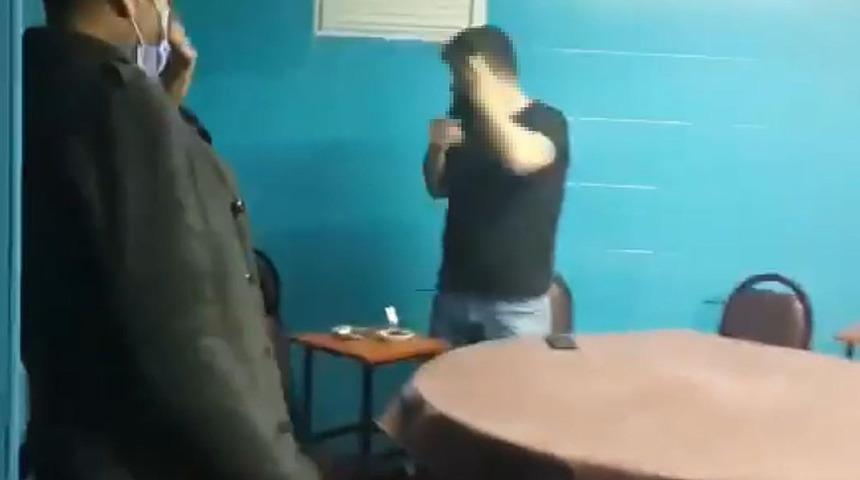 Polisi karşısında görünce telefonla konuştuğu kişiye "Basıldık, polis abiler geldi" dedi