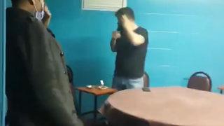 Polisi karşısında görünce telefonla konuştuğu kişiye Basıldık, polis abiler geldi dedi