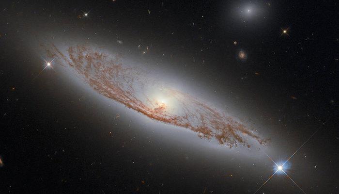 Hubble, 1785 yılında keşfedilen NGC 5037'yi görüntüledi