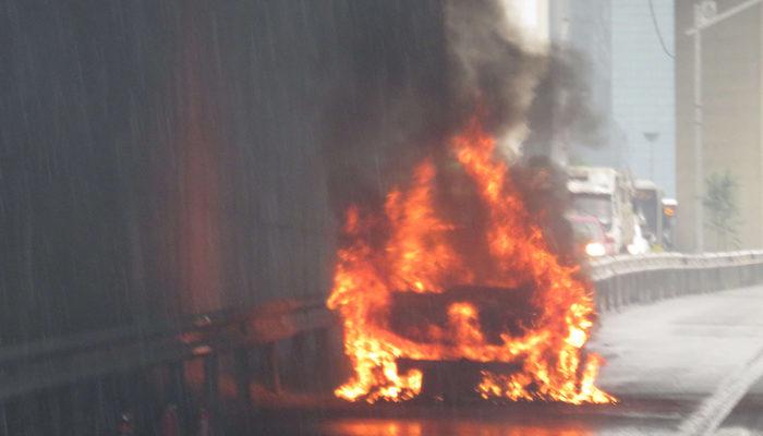 İstanbul'da korku dolu anlar! Alev topuna döndü