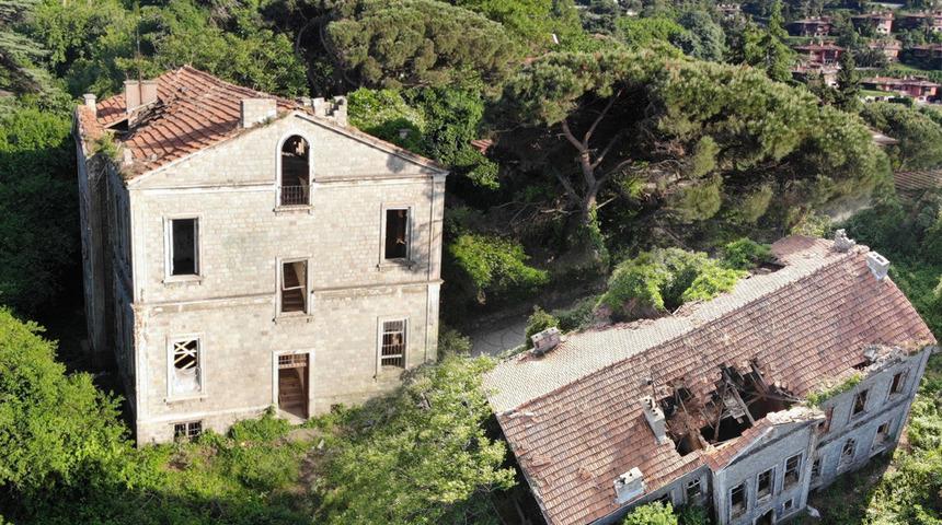 Altın bulmak için tarihi köşkü talan ettiler!