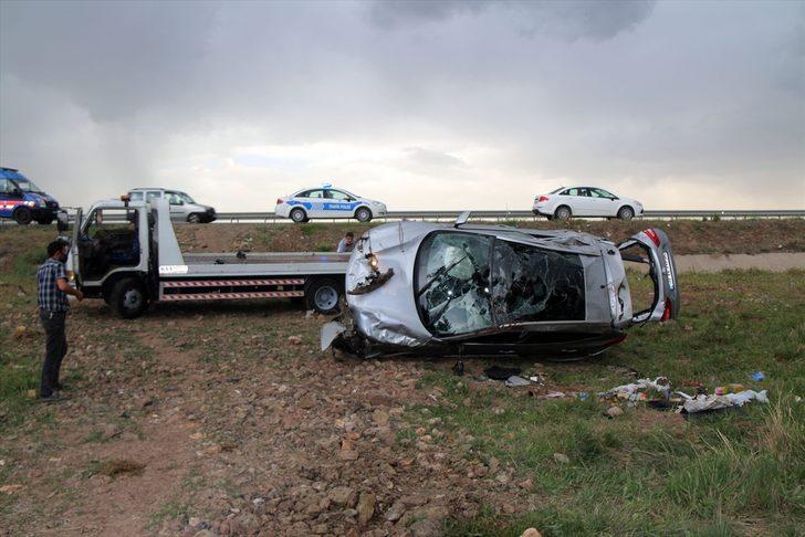 Sivas'ta otomobil şarampole devrildi: 3 yaralı G2