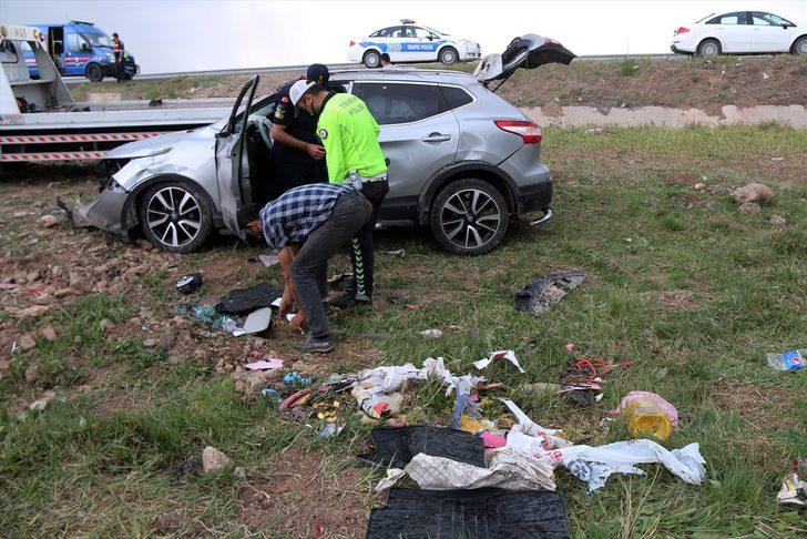 Sivas'ta otomobil şarampole devrildi: 3 yaralı G3
