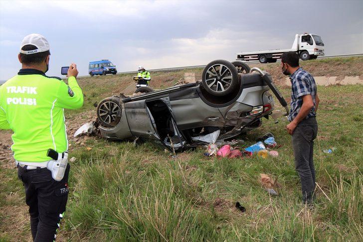 Sivas'ta otomobil şarampole devrildi: 3 yaralı G5