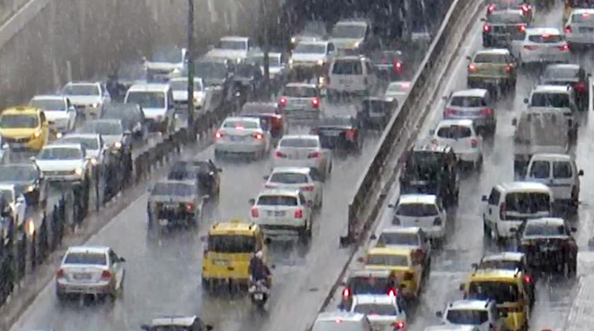 Antalya'da 5 dakika süren sağanak, trafiği felç etti