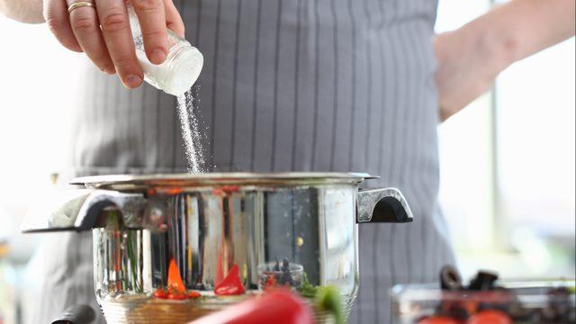 Fazla tuz tüketimi hipertansiyonu tetikliyor! Bir insanın günlük tuz ihtiyacı ne kadar?