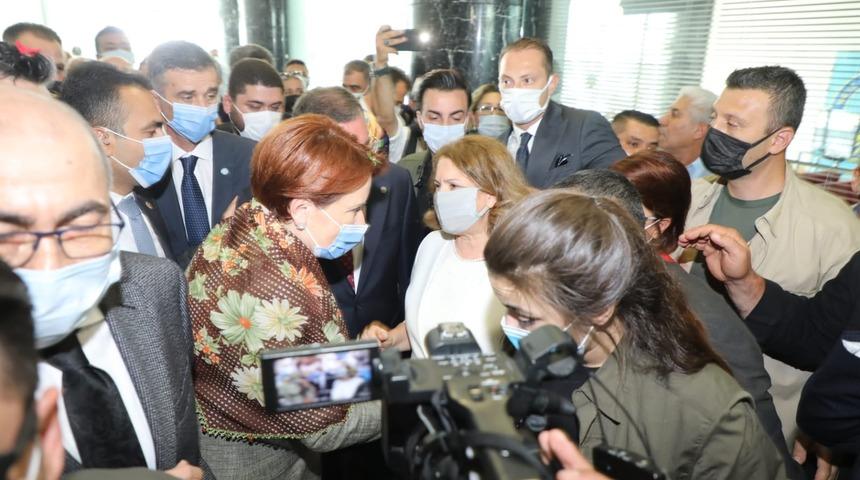 İYİ Parti Genel Başkanı Meral Akşener'den vatandaşa damatlık hediyesi