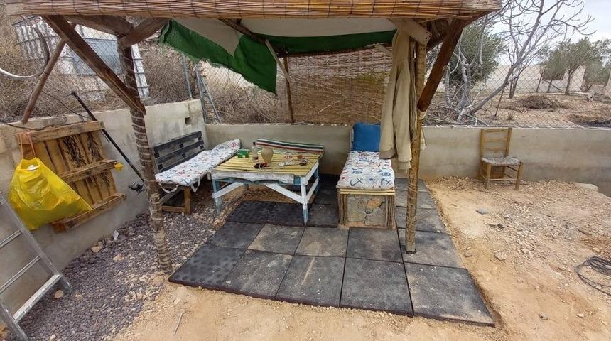 Ailesine kızan genç 6 yıl boyunca yeraltında kendine ev kazdı