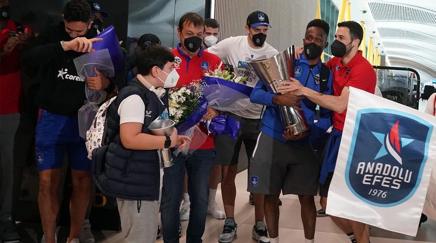 Euroleague şampiyonu Anadolu Efes yurda döndü!