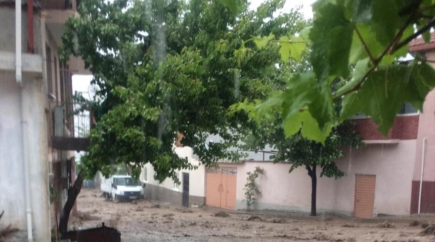 GÜNCELLEME - Manisa'da sağanak su baskınlarına neden oldu