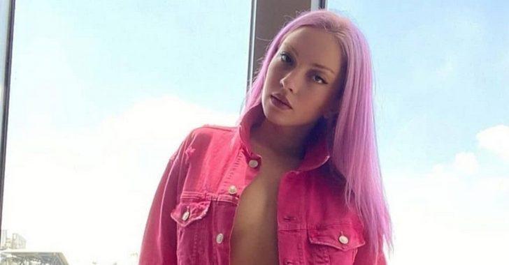 Ece Seçkin mini şortuyla poz verdi!