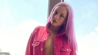 Ece Seçkin mini şortuyla poz verdi! 