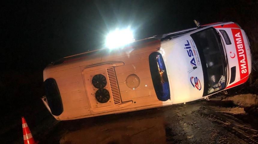 Balıkesir'de hasta taşıyan ambulans devrildi: 3’ü sağlık görevlisi 4 yaralı