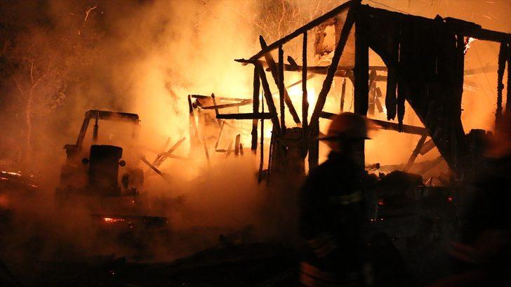 Bolu'da çıkan yangında iki katlı ahşap ev ile traktör yandı G1