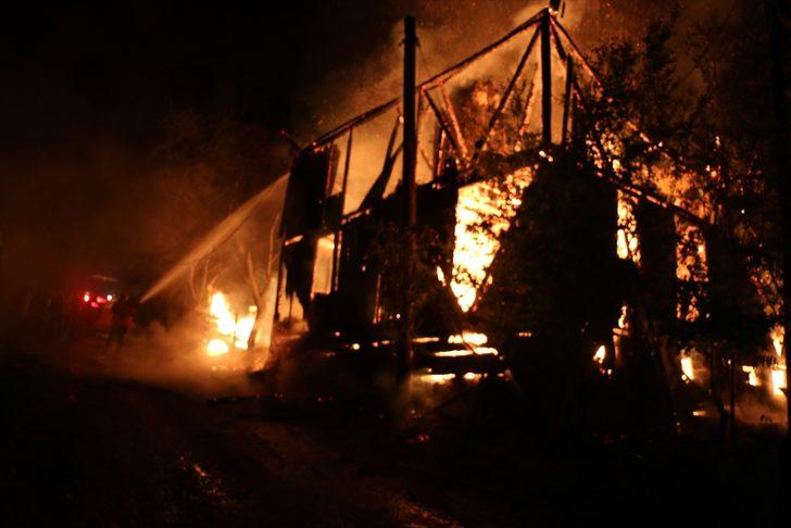 Bolu'da çıkan yangında iki katlı ahşap ev ile traktör yandı G2