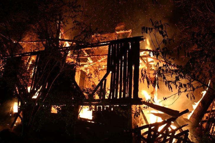 Bolu'da çıkan yangında iki katlı ahşap ev ile traktör yandı G3